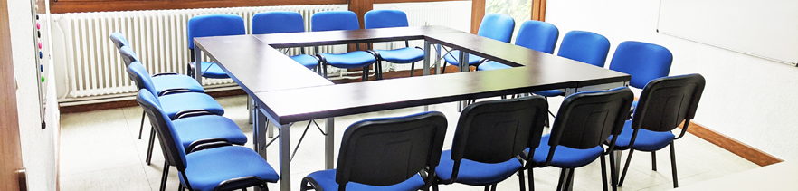 Carré de 7 chaises dans l'une des salles en location à Belfort