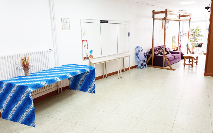 E buffet à garnir, grand tableau blanc magnétique. Aperçu de l'échelle suspendue pour exercices physiques et du divan, amovibles