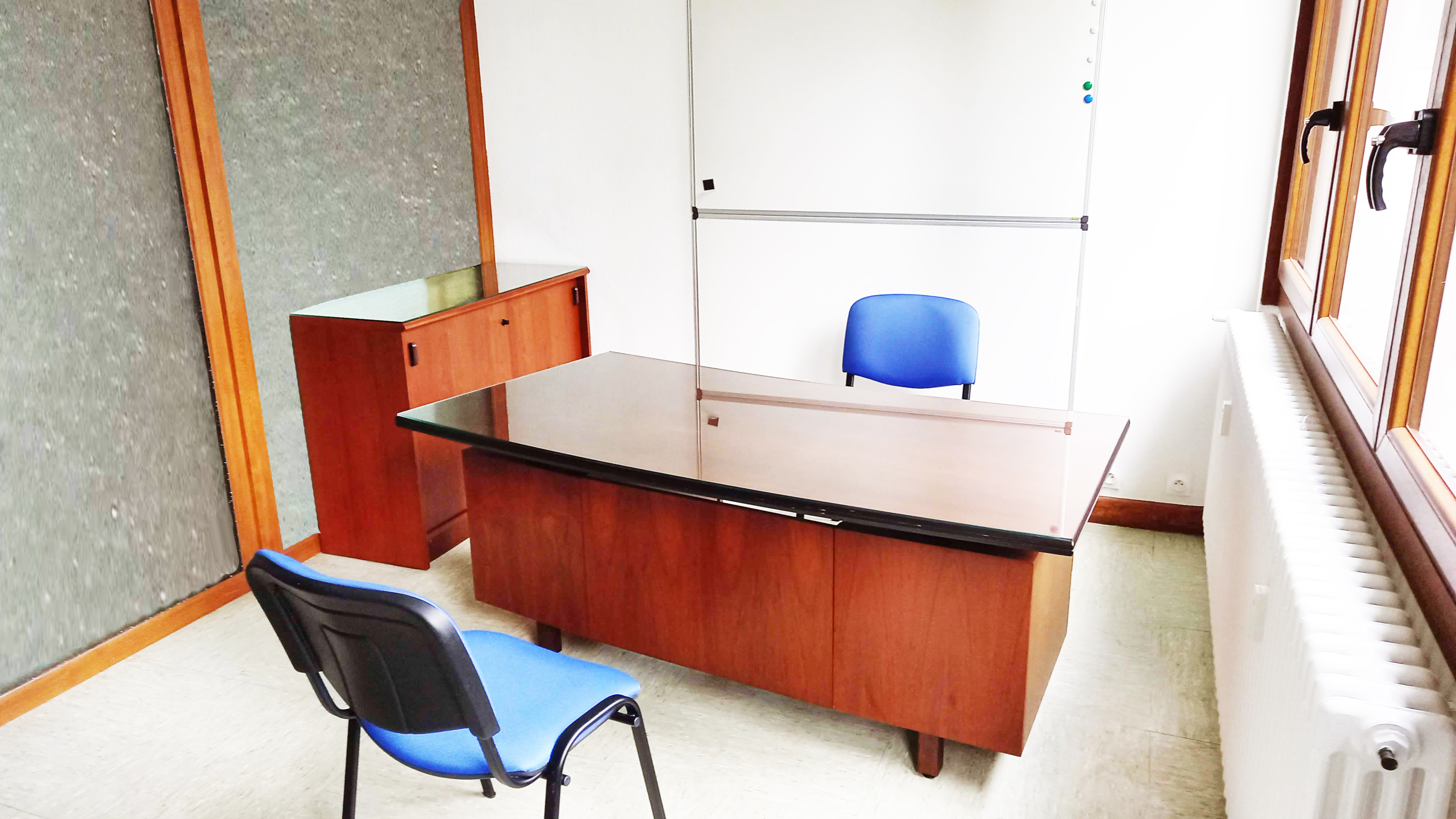 Salle O : Exemple de configuration en bureau. Cloison vitrée haute performance acoustique, y compris les fenêtres