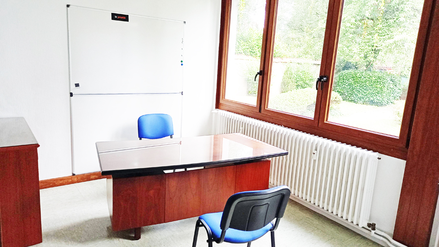 Salle O Exemple d'aménagement en bureau avec deux tableaux pour des brainstormings efficaces