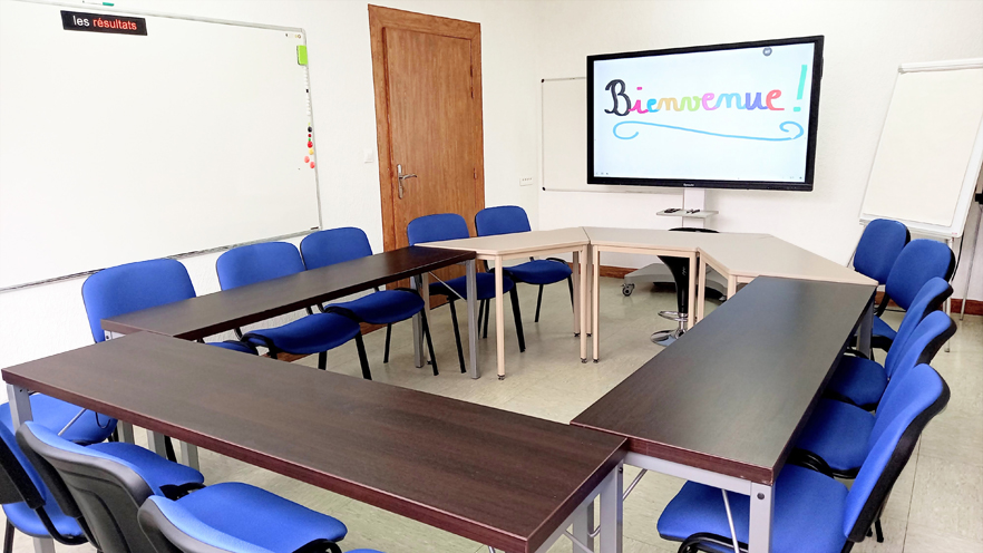 Exemple d'aménagement de la salle U en salle de formation avec un écran informatique interactif géant en supplément