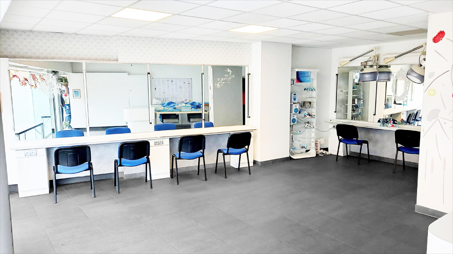 Exemple d'aménagement de la salle C en location, avec utilisation des plans de travail muraux pour des ateliers de robotique