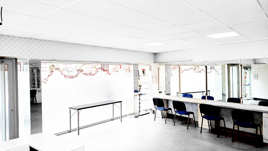 Salle C : grandes baies vitrées pour plus de luminosité naturelle