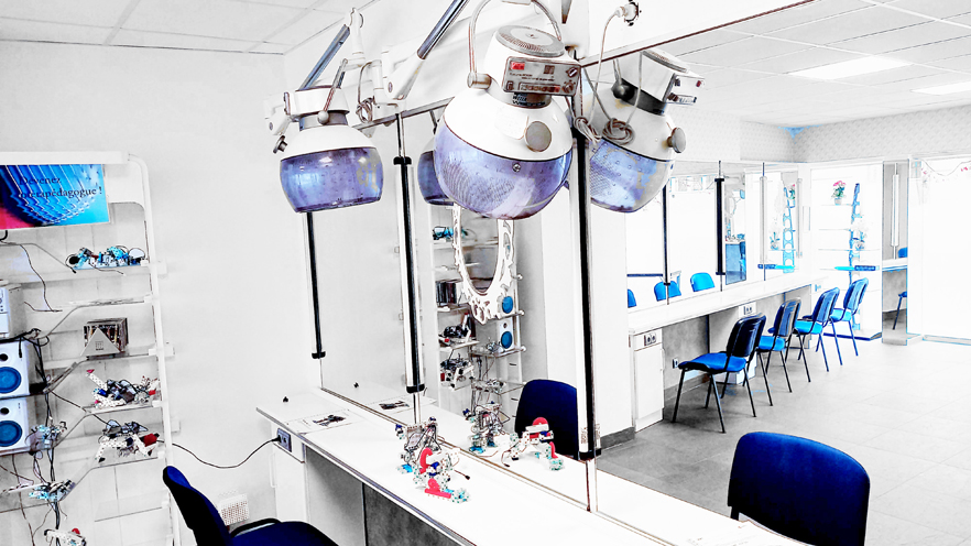 Salle C : exemple d'utilisation pour des places adaptées à la robotique expérimentale junior