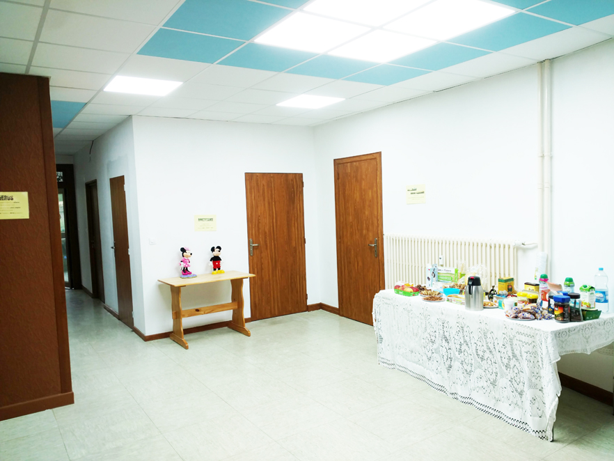 Salle E : exemple d'aménagement d'un coin pour buffet de pauses