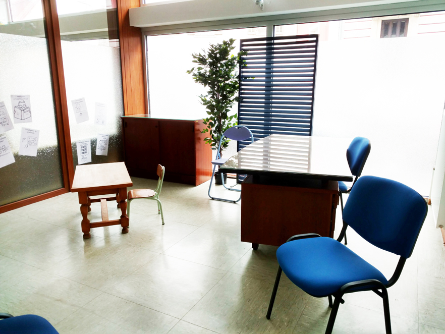 Exemple de configuration de votre salle A pour une location adaptée en cabinet libéral de métier de l'enfance. Doubles vitrages à haute isolation phonique