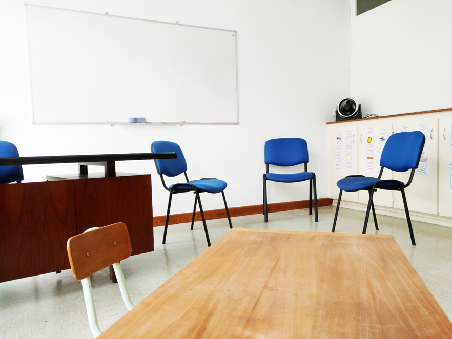 Exemple de configuration de votre salle A pour une location adaptée en cabinet libéral de métier de l'enfance. Grand tableau magnétique et large placard bas mural