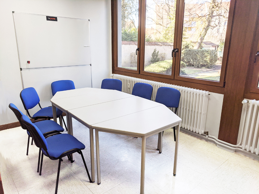 Exemple d'aménagement en salle de formation pour équipe restreinte