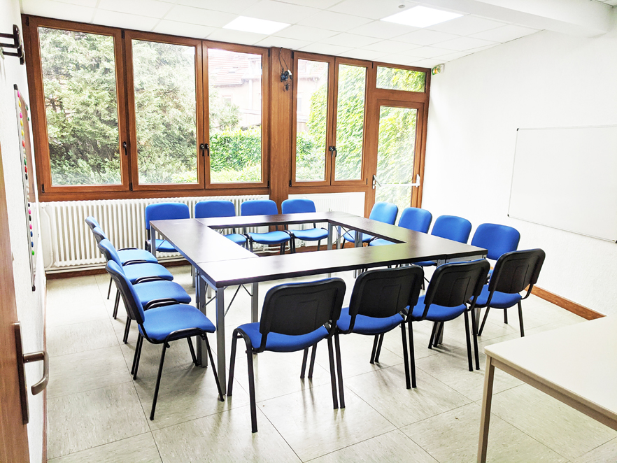 Exemple de disposition de la salle I : en rectangle pour une formation de 16 personnes