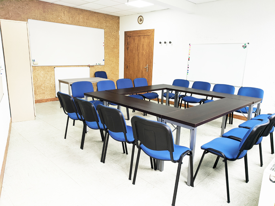 Salle I carré de 16 places confortable vu de l'issue de secours