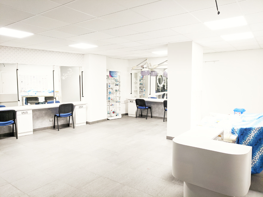 Salle C : pupitre d'accueil et espace pour créer son environnement