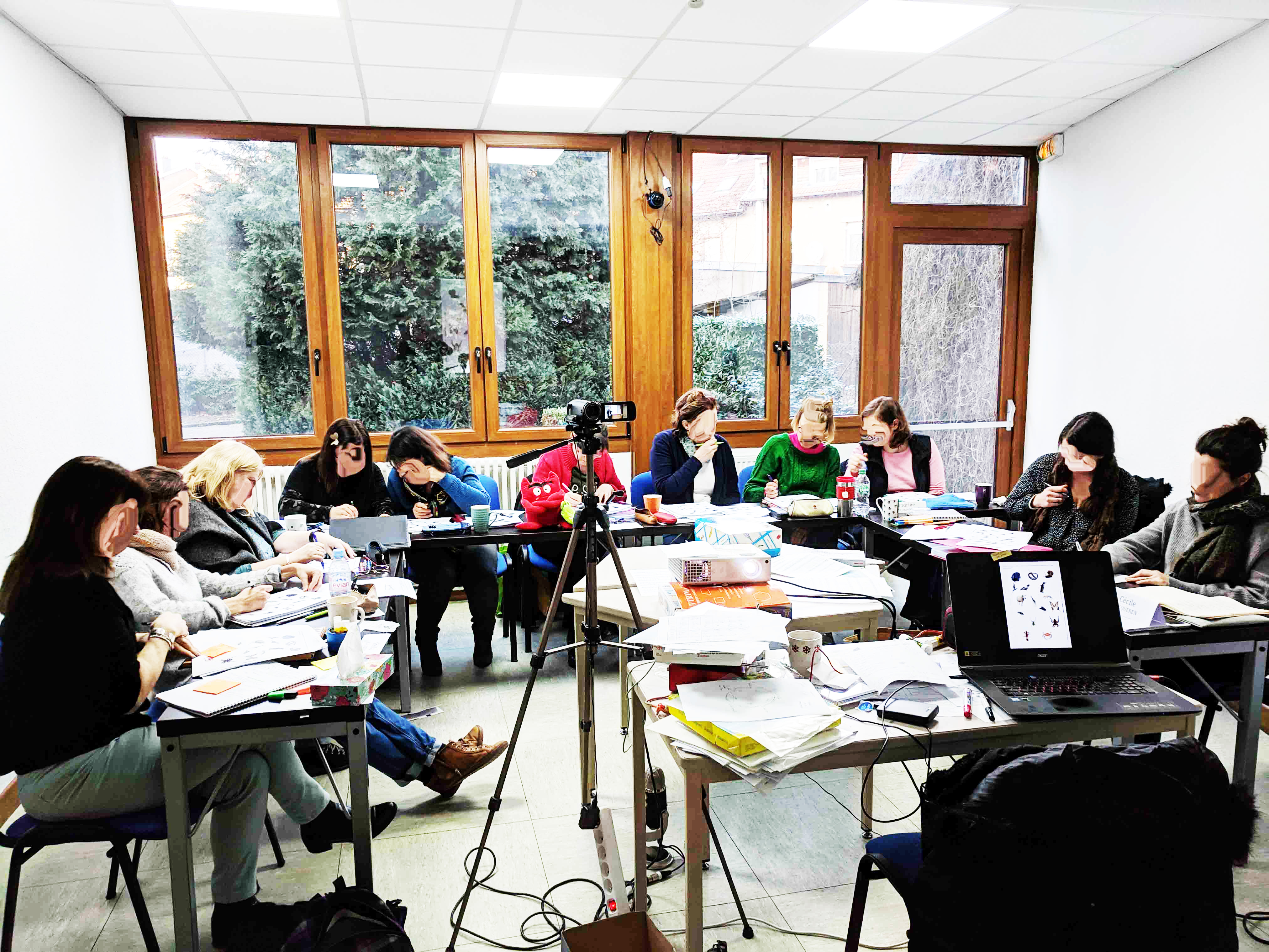 Salle I : groupe de stagiaires en pleine réflexion 