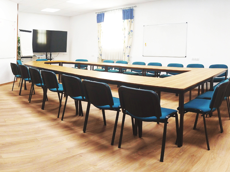 Une salle spacieuse et un cadre chaleureux